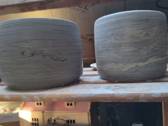 Close-up van de ruwe kleitextuur op een ongeglazuurde pot, handgemaakte keramiek in Dendermonde.
