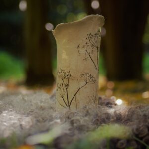 Handgemaakte keramieken vaas met botanische plantenafdrukken in het bos, gemaakt tijdens de keramiek en bloemen workshop van Atelier Roots.