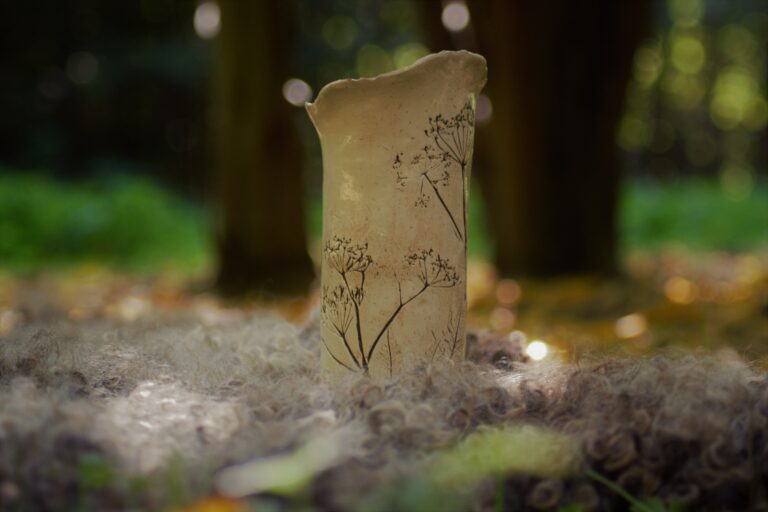 Handgemaakte keramieken vaas met botanische plantenafdrukken in het bos, gemaakt tijdens de keramiek en bloemen workshop van Atelier Roots.